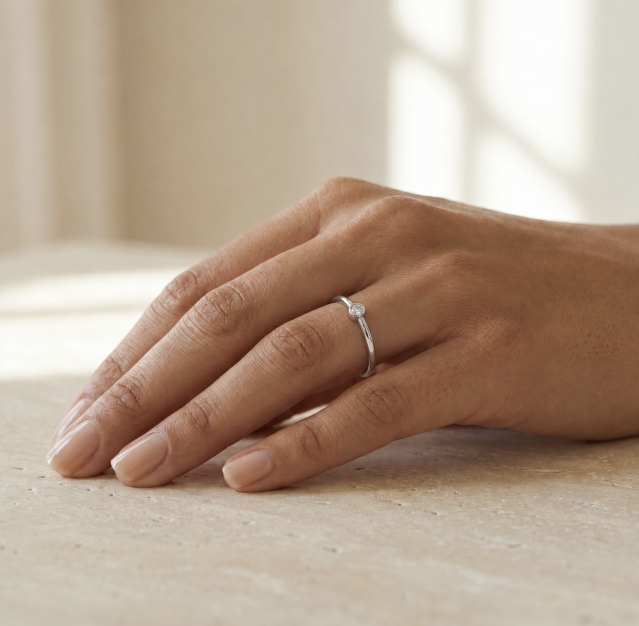 Anell de compromís d'or blanc amb diamant de 0,06Q - Imatge 2