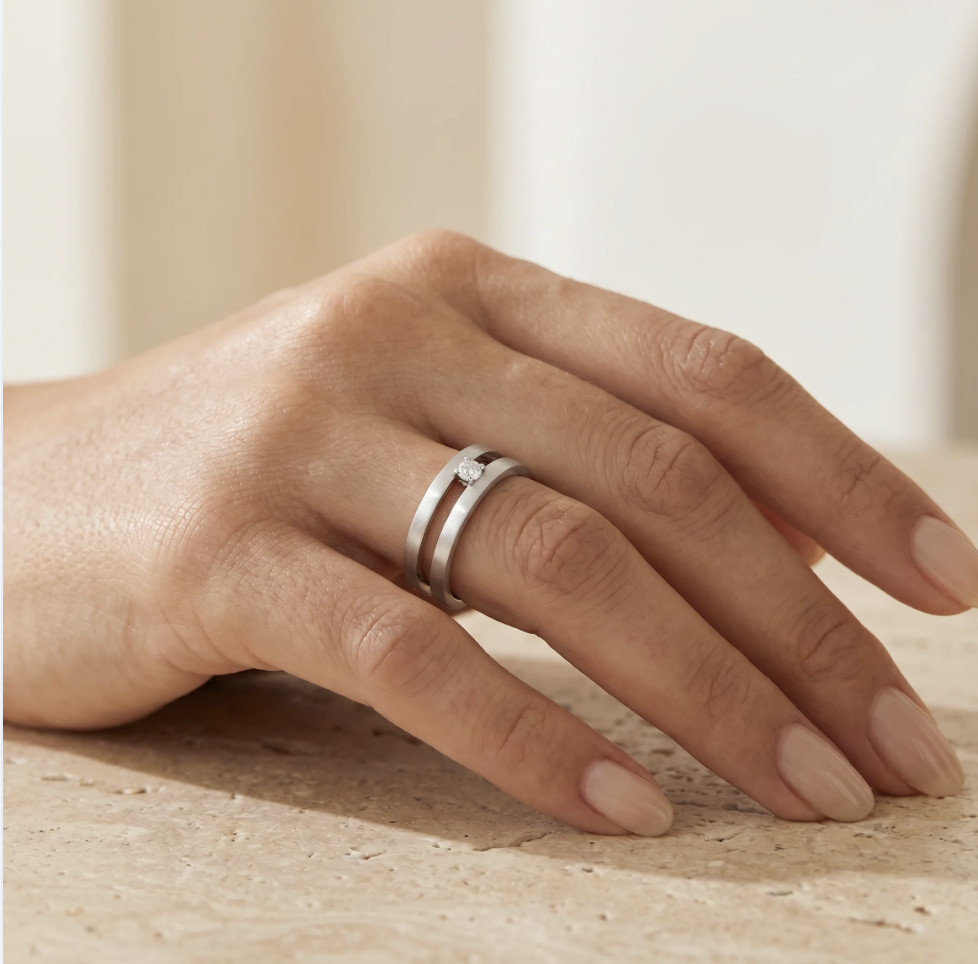 Anell de compromís d'or blanc amb diamant de 0,102Q - Imatge 2