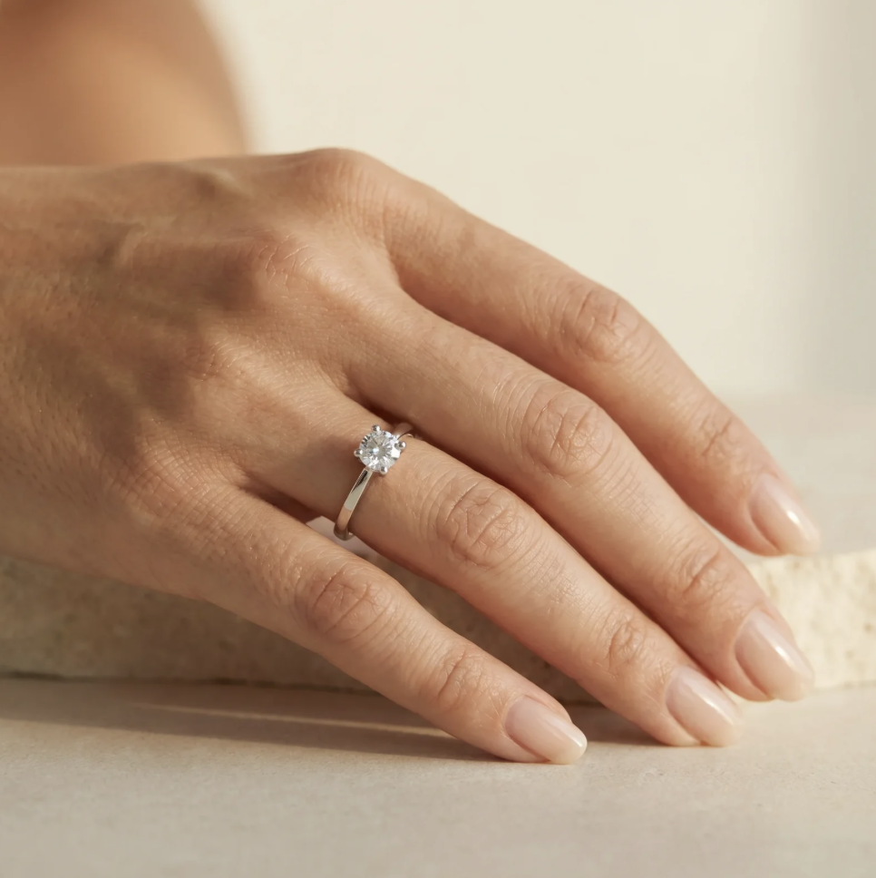 Anell de compromís d'or blanc amb diamant de 0,15Q - Imatge 2