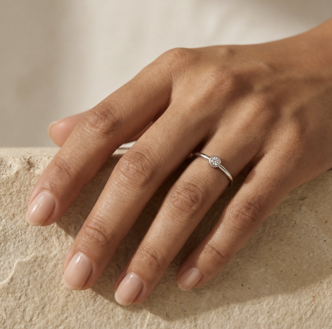 Anell de compromís d'or blanc amb diamant de 0,11Q - Imatge 2