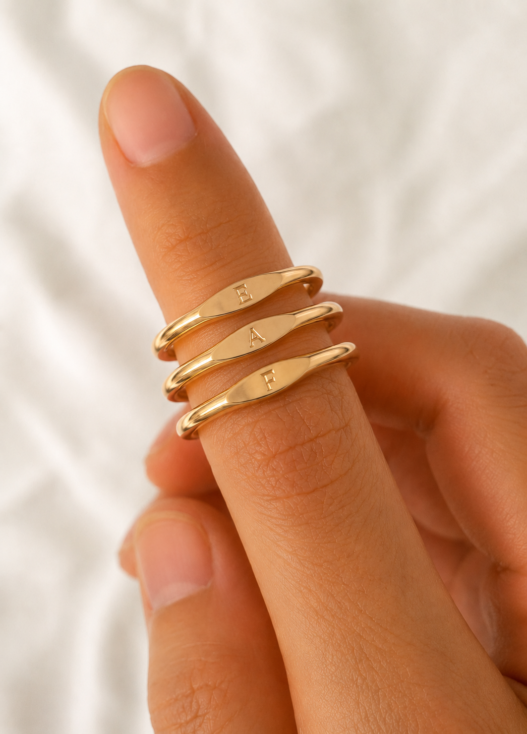 Anell amb Inicial or groc 18k - Imatge 2