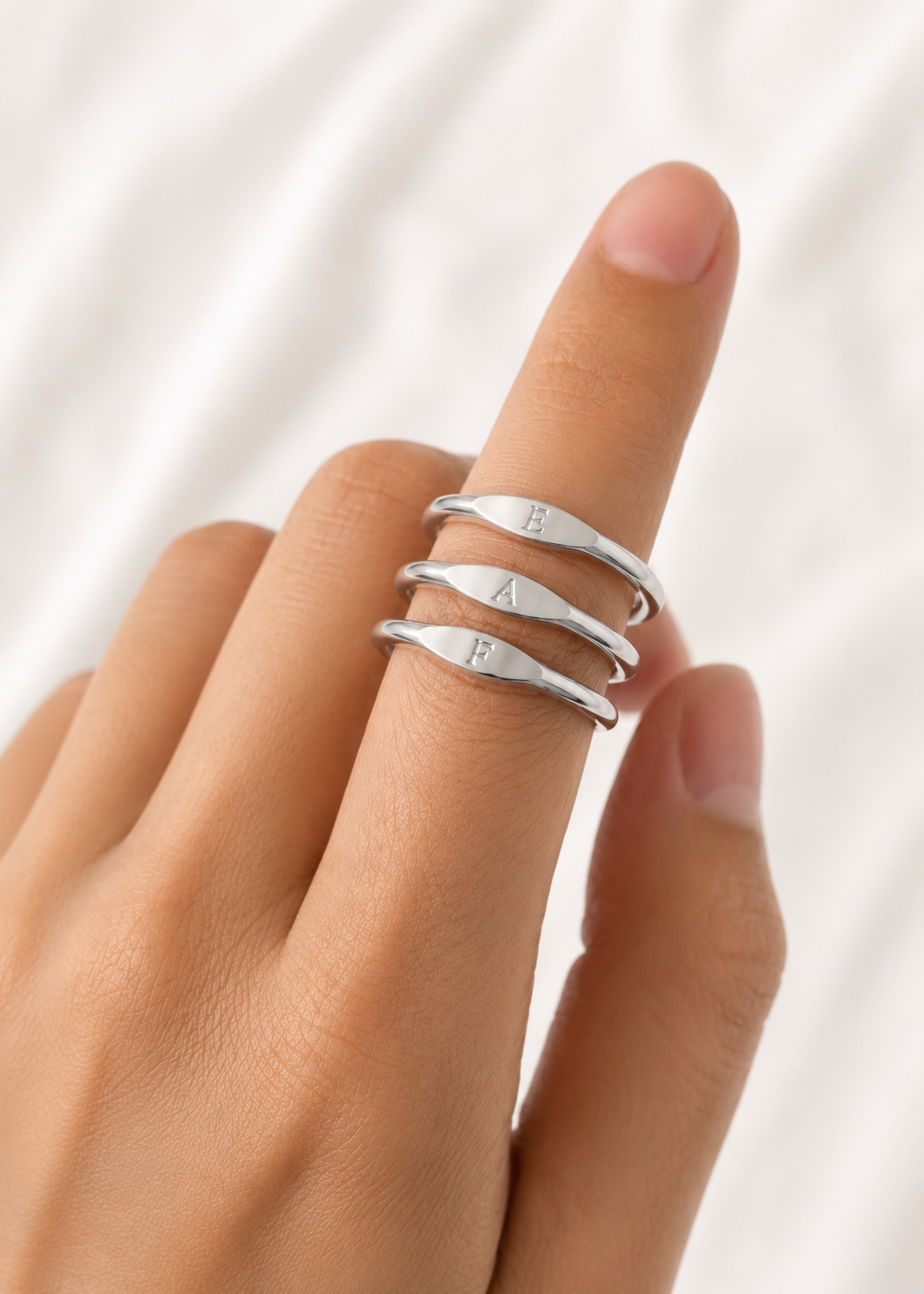 Anell amb Inicial or blanc 18k - Imatge 2